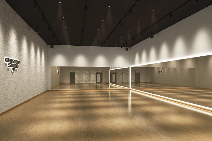 白を基調とした石造り風の壁と鏡張りの室内