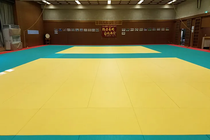 2面分の広さがあり明るく清潔な武道場内