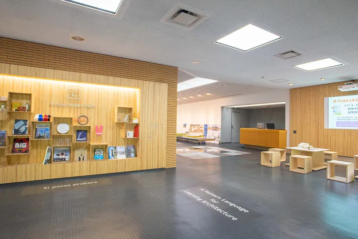 高級家具のショールームのような木質素材中心の洗練されたエントランス