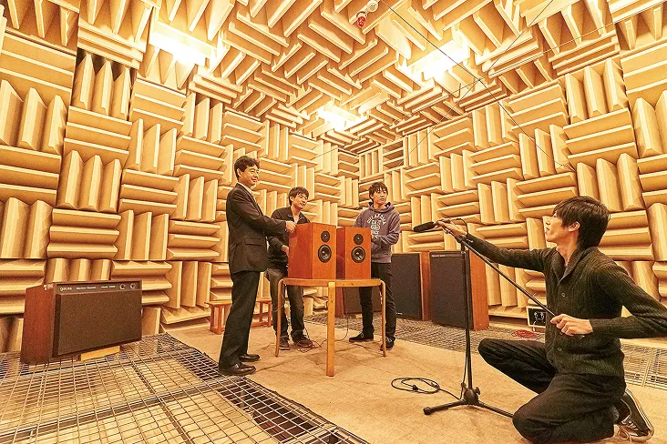 壁、天井、床が特殊な構造の室内で測定の授業を行う風景