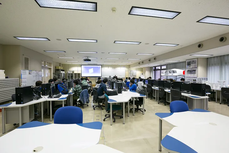 プロジェクターで映像を投影して進められている授業風景