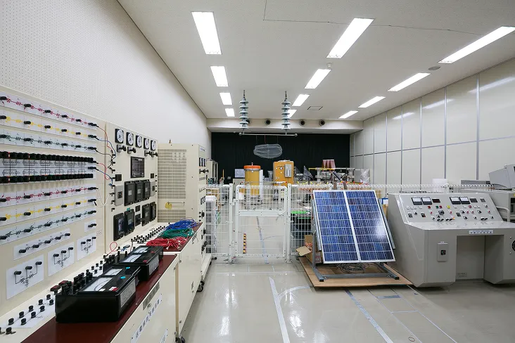 実験機器の他に太陽光パネルなどの実物も使用する実験室