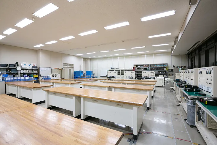 大型の機器が複数の作業台を囲むように配置された室内