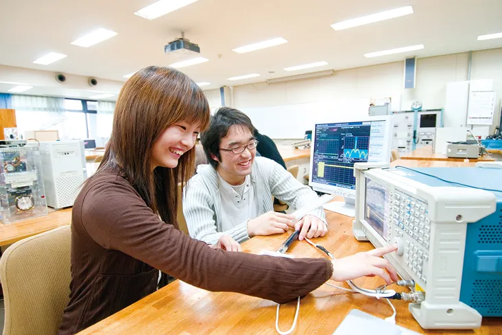 協力して楽しそうに実験を行う生徒の様子