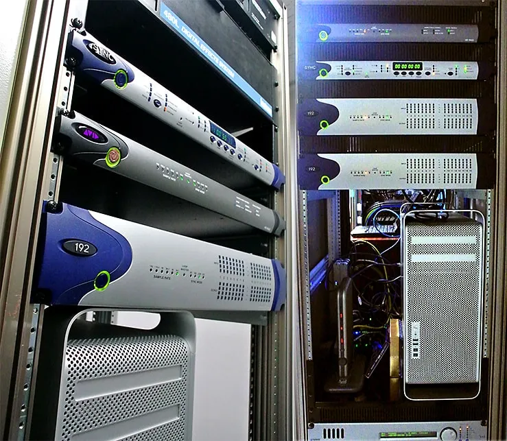 ラックに収納された専門機器の画像