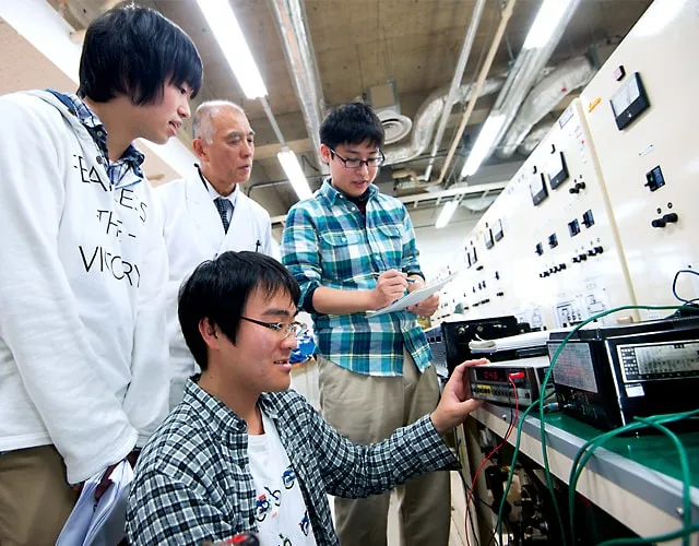 大型電力機器の実験室で実習中の様子