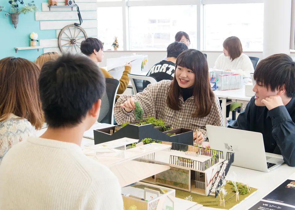 模型を制作している楽しそうな生徒達