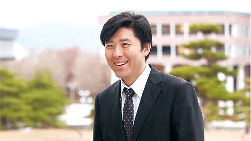 屋外で笑顔で話す講師