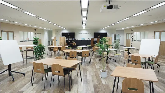 テーブルとホワイトボードが配置された開放的な実習施設