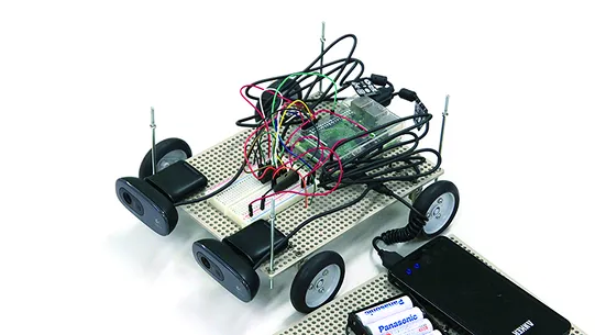 回路基板と配線が組み込まれた四輪ロボット