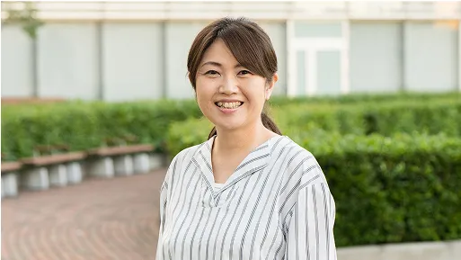 屋外で笑顔で話す講師