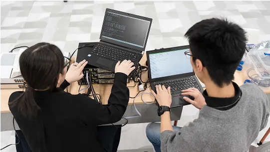 学生が機材とパソコンで学習する様子