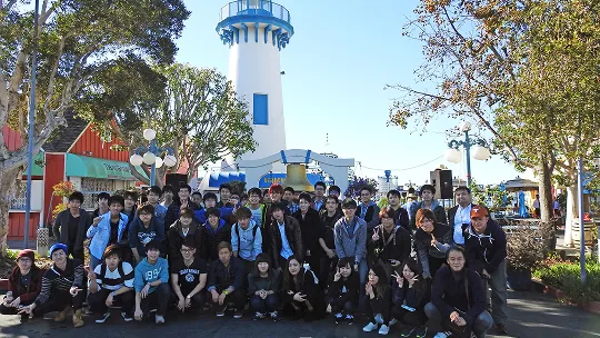 研修先で学生たちが集合して整列する様子