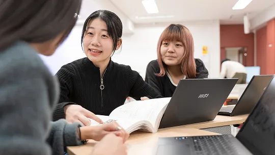 学生が教材とパソコンを使って学習する様子