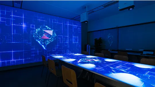 AIシステムのイメージをプロジェクターから室内全体へ投影した風景