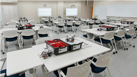 白を貴重とした教室と机に用意された教材