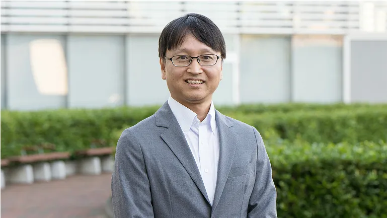 屋外で笑顔で話す講師