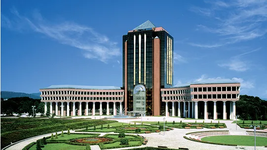 落ち着いた自然環境に溶け込んだ校舎