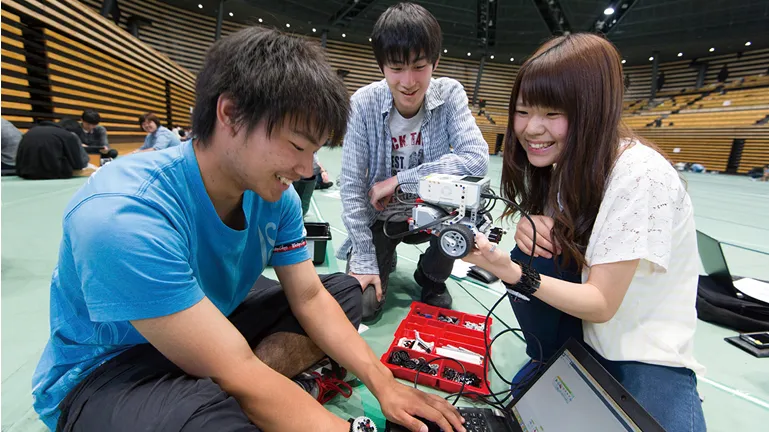 学生たちがロボットキットで学習する様子
