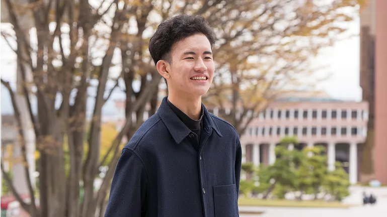 屋外で笑顔で話す大瀧 智也さん