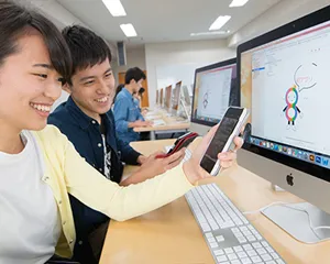 アプリの使用感をスマホで確認しているイラスト