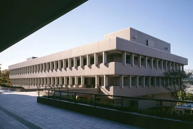 四角く堅牢なデザインの建物1