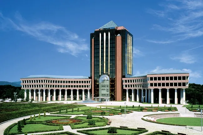 美しい庭園の奥に建つシンメトリーデザインの片柳研究所棟