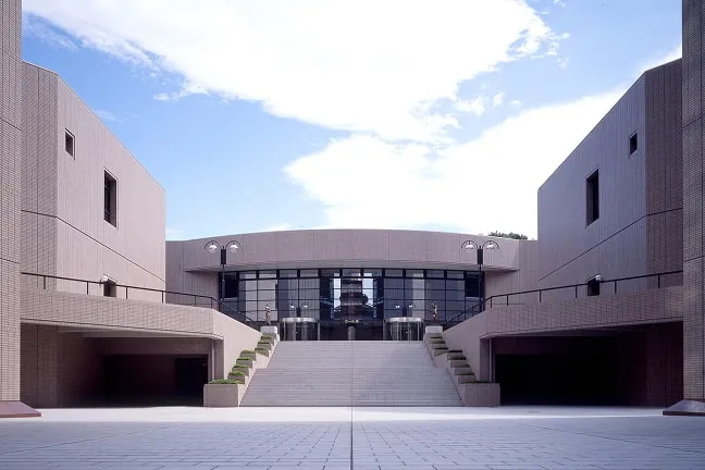 フォーマルなデザインの外観