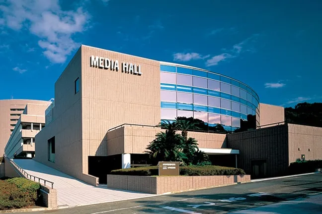 ガラス張りの部分もある落ち着いたデザインの外観