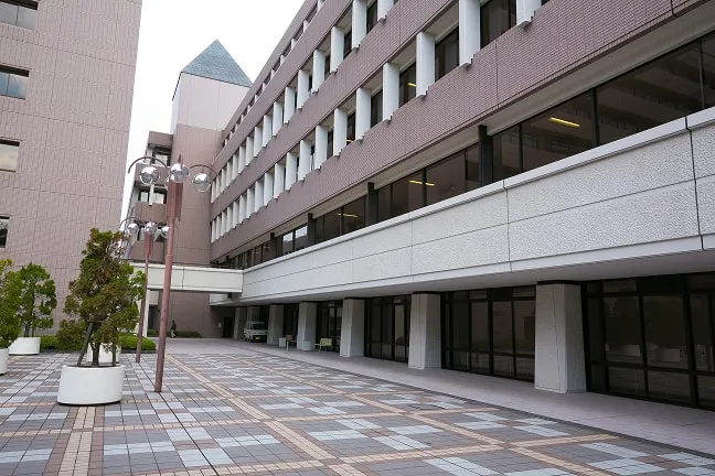 四角く堅牢なデザインの外観