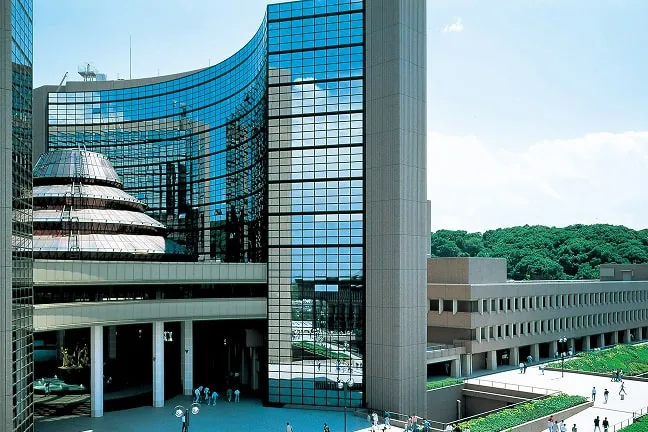 円を描くデザインで円の内側の壁がガラス張りの近未来的な建物