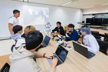 小型ロボットの実機を使用した授業風景
