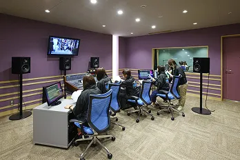 撮影の調整や編集を行う別室の様子1