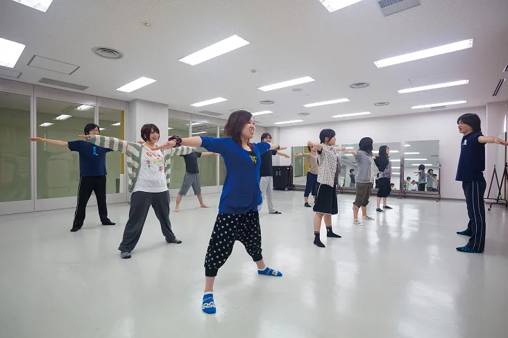 様々な稽古に対応できるシンプルでしっかりした室内で体を動かす授業が行われている様子