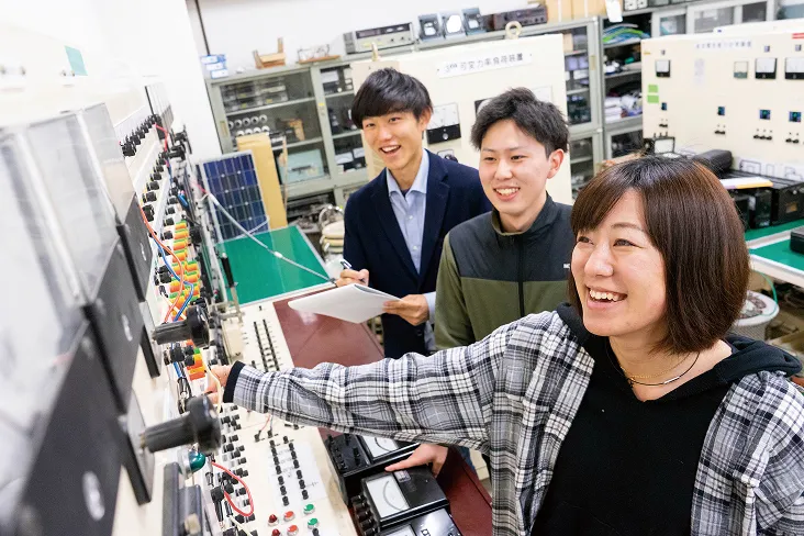 計測機器を操作して実習を行っている楽しそうな生徒達の様子