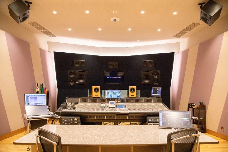 大型のミキサーテーブルを中心にスピーカーや音響機器が並ぶ、スタイリッシュでデザインにも優れた室内