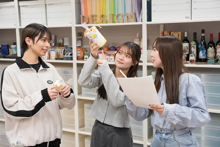 実物を参考に構造やデザインを観察している生徒達の様子