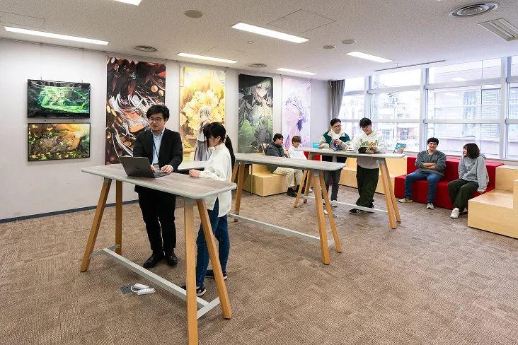 カウンターテーブルが並ぶスタンド席と窓際のソファ席があり、作品も何点か飾られている穏やかな空間