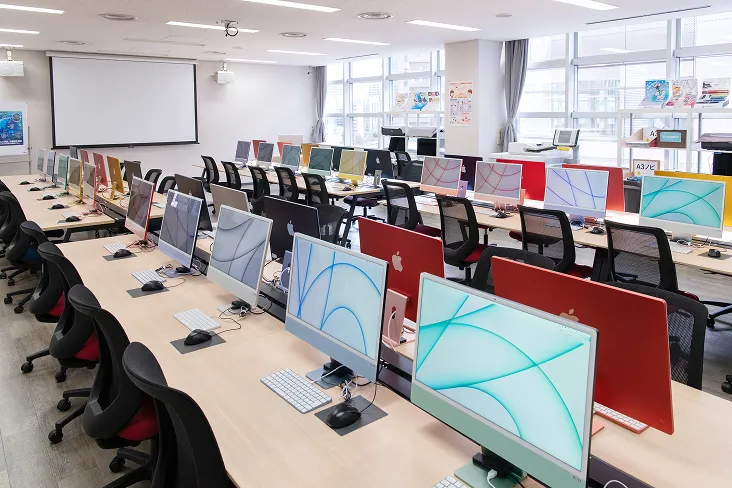 アップル社のカラフルなデスクトップPCが並んだスマートな室内