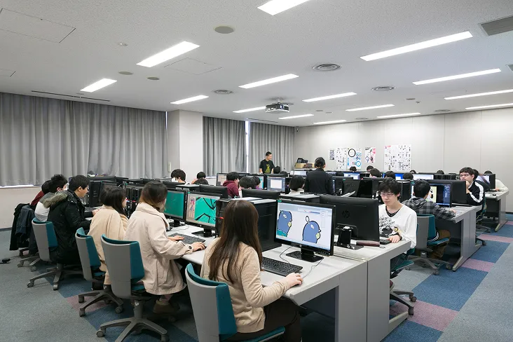 並んだPCに向かいそれぞれに試行錯誤している生徒達の実習風景