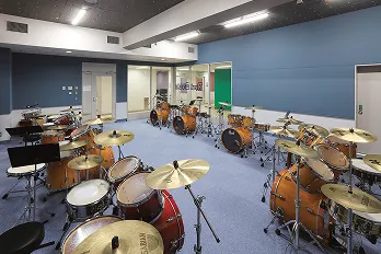 広い室内にたくさんのドラムセットが並んでいる風景