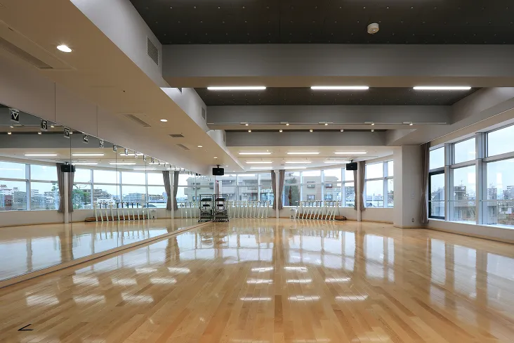 鏡張りの壁の対面がガラス張りになっている広く明るく洗練された室内