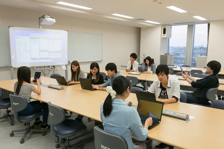 デスクトップPCは設置せず、いつでも都合に合わせてノートPCごと移動できる自由席スタイルの実習室