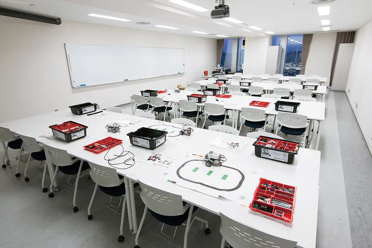 白を基調とした室内にたくさんのLEGO社の教材機器が準備されている風景