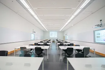 奥の白壁にプロジェクター投影をしているAスタジオの画像