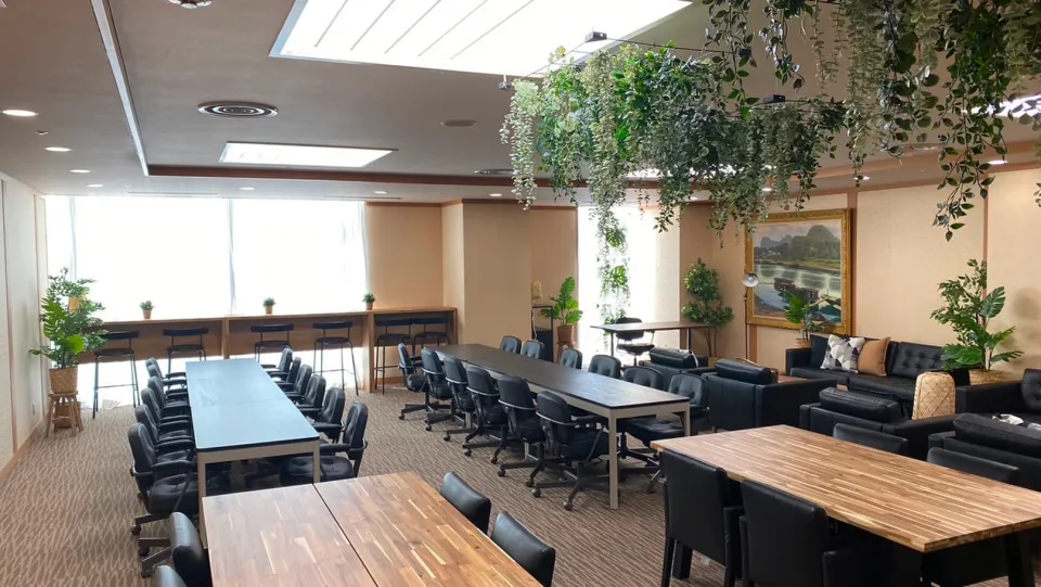 高級感あるシックな調度と天井からも吊るされているたくさんの緑がリゾート感を演出しているリラックスできる室内