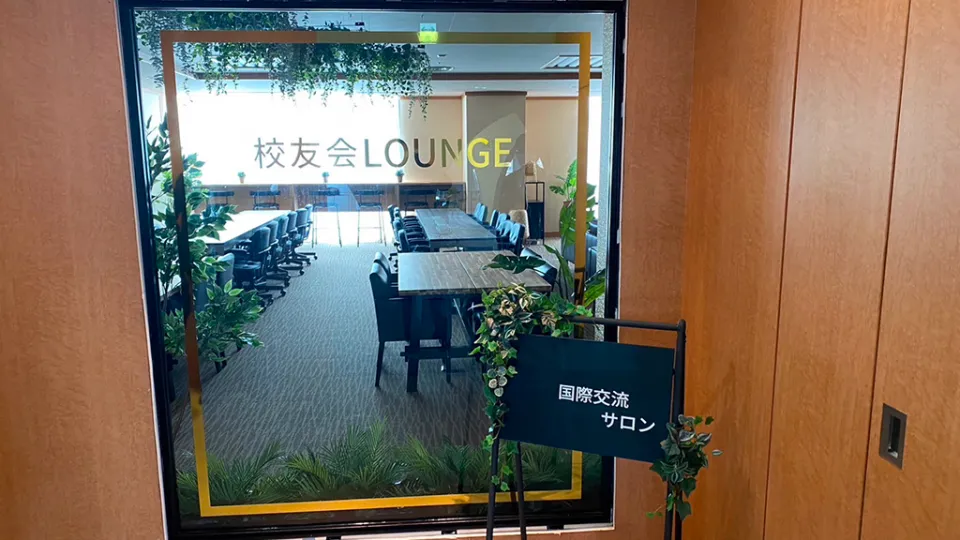 小さなスタンド看板が設置された空港ラウンジのような入口の壁面画像