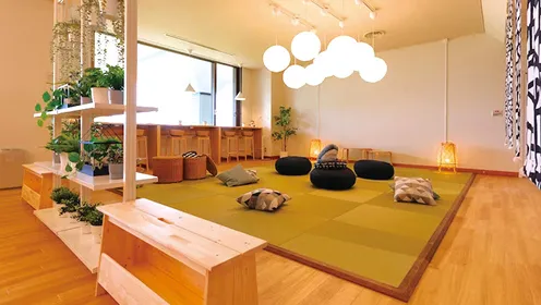 寝転んでも痛くない分厚いマットタイプのラグが敷かれた、小上がり風の快適空間