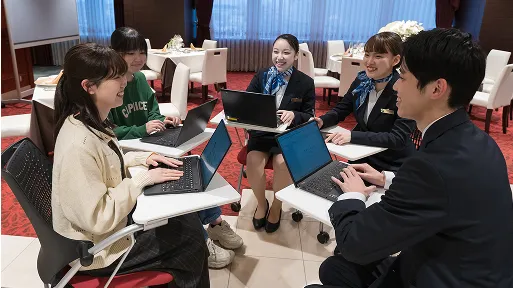 他学科の学生たちと話し合いをしている様子