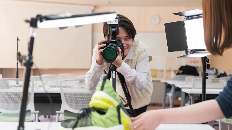 学生がカメラを構えている様子